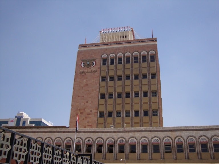 الحوثيون يعلنون تدشين صرف رواتب القطاع العام لأول مرة منذ 2016