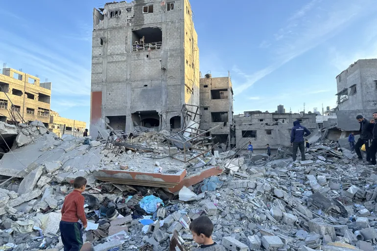 24 شهيداً بغزة والاحتلال يفجر منازل في رفح