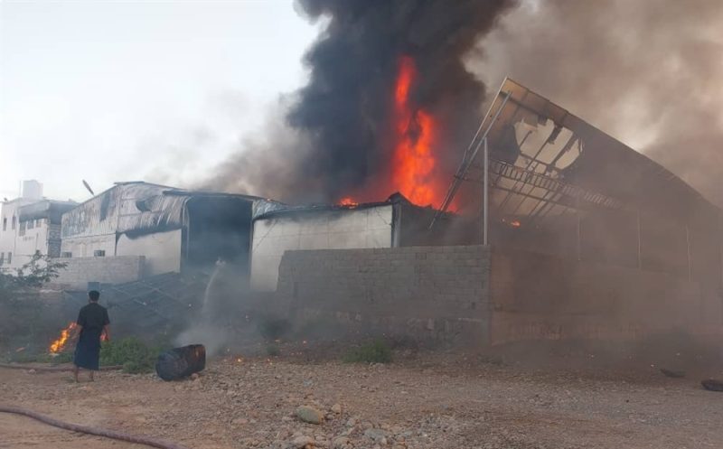 إخماد حريق في مصنع إطارات بالمكلا بعد خسائر مادية كبيرة