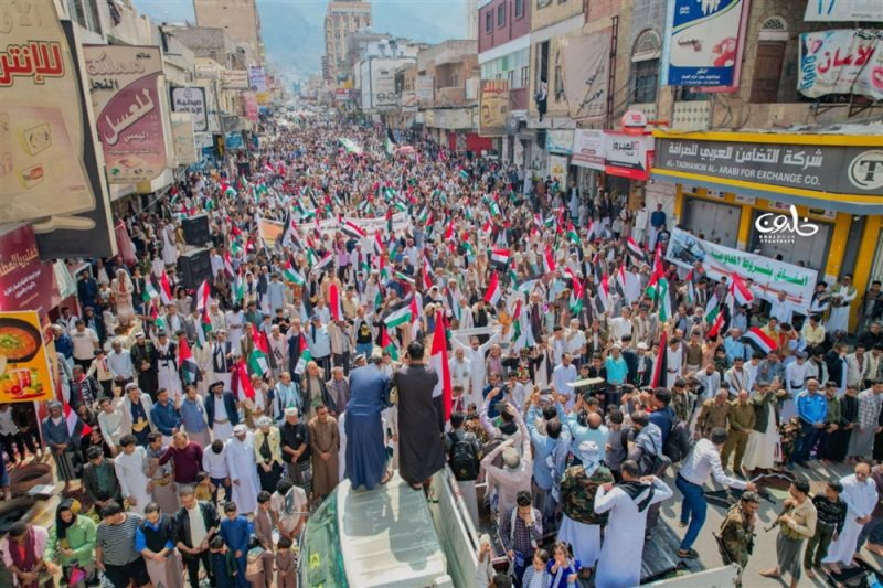 تعز تشهد تظاهرة حاشدة احتفاءً بانتصارات غزة وتنديدًا بالاعتداءات في الضفة الغربية