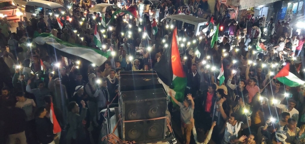 تعز تحتفي بـ”انتصار المقاومة” في غزة بمسيرة ليلية حاشدة