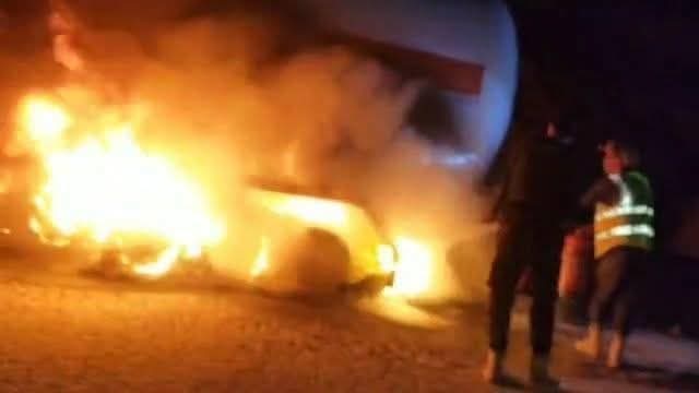 إخماد حريق مقطورة غاز على طريق محافظة ريمة