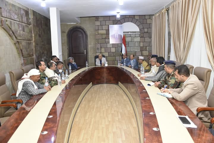 محافظ تعز يلتقي اللجنة المجتمعية لمتابعة قضية مقتل المواطن الشرعبي