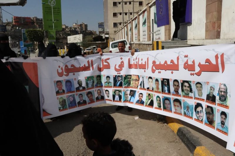 رابطة أمهات المختطفين تستنكر المماطلة في إطلاق سراح 979 مختطفاً ومخفياً قسراً