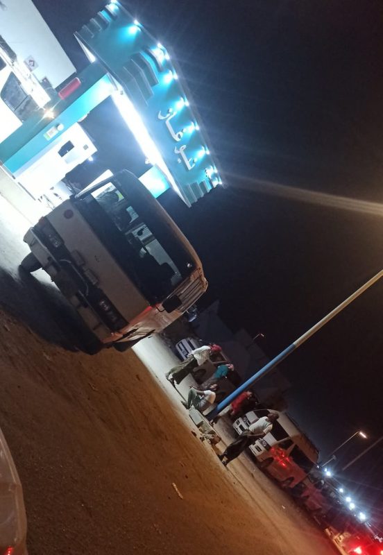 تسببت في طوابير طويلة ..أزمة خانقة مفتعلة في غاز السيارات بمدينة المكلا