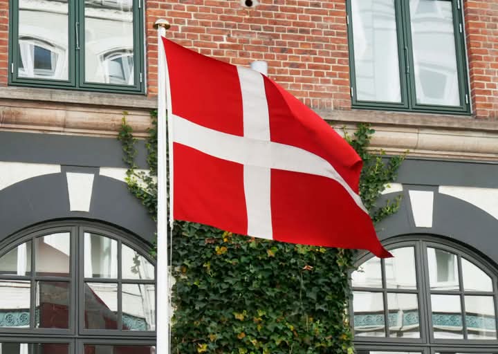 København, Danmark 20170427.
Det danske flagget Dannebrog vaier i vinden i den danske hovedstaden København.
Foto: Erik Johansen / NTB scanpix / TT / kod 20520