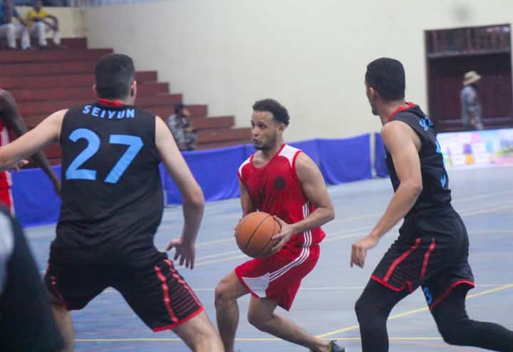 فريق سيئون يحقق فوزه الأول على التلال في دوري كرة السلة