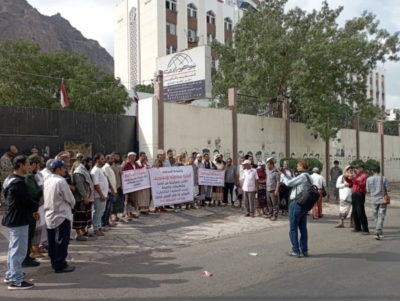 عدن.. ملاك أراضي الممدارة ينفذون وقفة احتجاجية للمطالبة باستئناف أعمال البناء