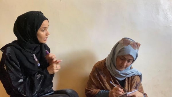 تعز.. لجنة التحقيق الوطنية تنفذ نزول ميداني لمنزل والد الصحفية غدير الشرعبي عقب أيام من مقتل والدها