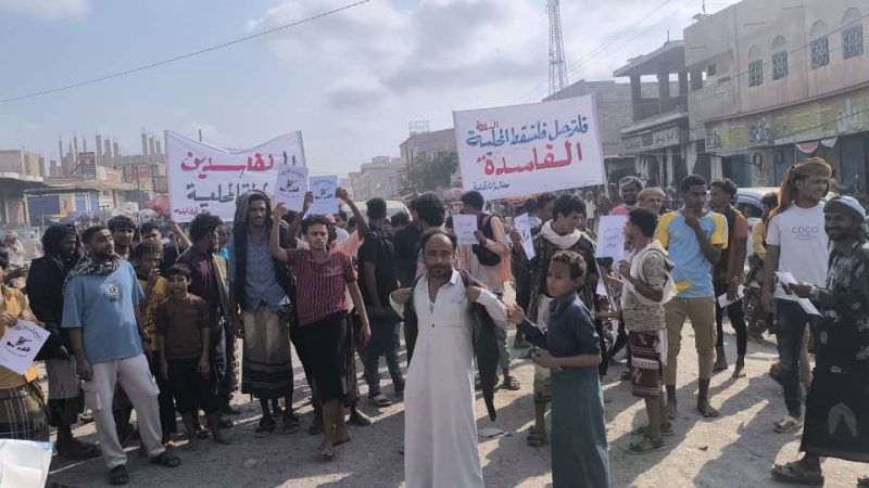 غضب شعبي في المخا ضد انتهاكات ميليشيات طارق عفاش والتدخل الإماراتي