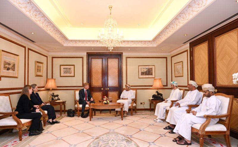 غروندبرغ يلتقي ناطق الحوثيين ومسؤولين عمانيين لبحث جهود السلام