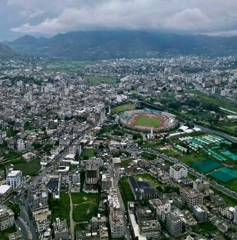 عصابة مسلحة تهاجم منازل مواطنين وتحرق سيارة في إب