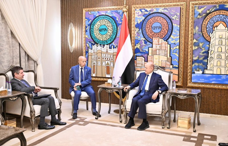 العليمي يبحث مع السفير الأمريكي المستجدات اليمنية وجهود الإصلاحات