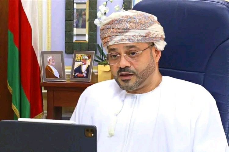 وزير الخارجية العُماني يشكر جميع الأطراف المساهمة في نجاح وساطة إطلاق طاقم سفينة “جالكسي ليدر