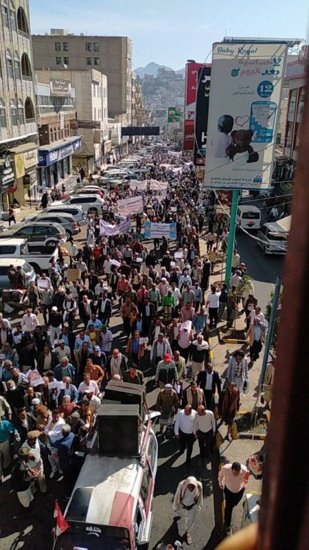 تظاهرة حاشدة لمعلمي تعز للمطالبة برفع المرتبات وتنديدا بتدهور العملة الوطنية