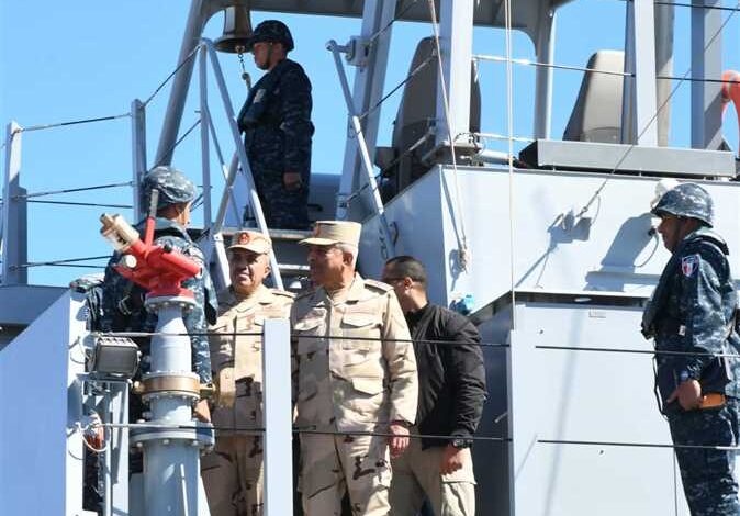 في ظل التصعيد بالمنطقة.. وزير الدفاع المصري يتفقد قاعدة البحر الأحمر
