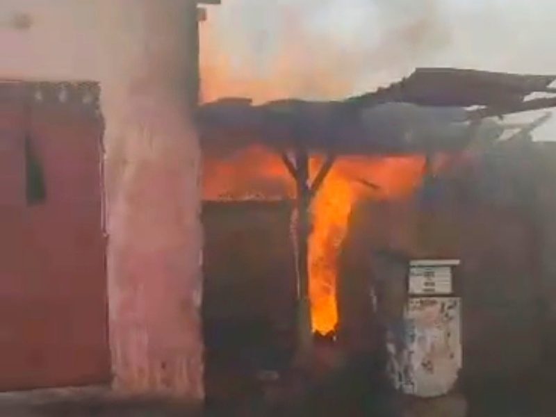 حريق هائل يلتهم محطة وقود بتعز وإصابة مالكها بجروح خطيرة..(فيديو)