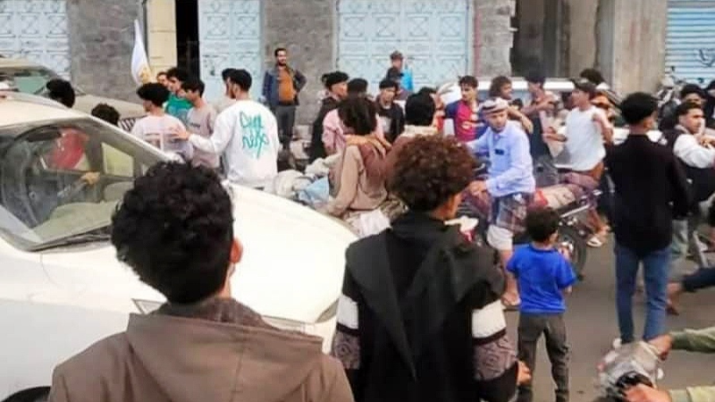 قبل إنطلاق الكلاسيكو.. مشاجرة بين مشجعي برشلونة وريال مدريد تتطور إلى عراك بالأيدي في تعز