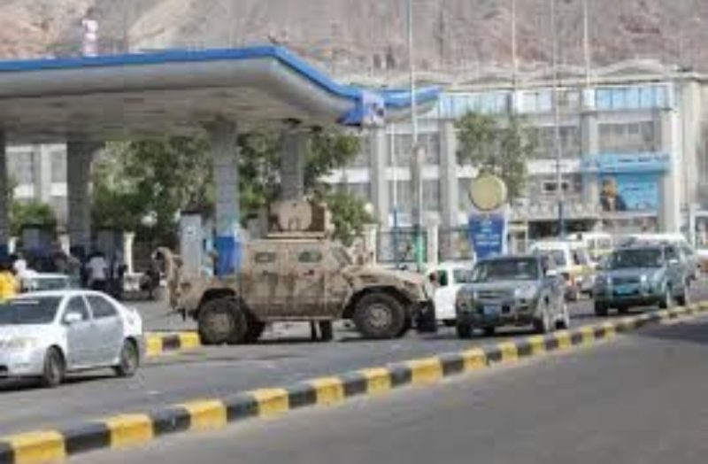 لهيب الأسعار يشتد في عدن.. زيادة جديدة في الوقود تزيد من معاناة المواطنين