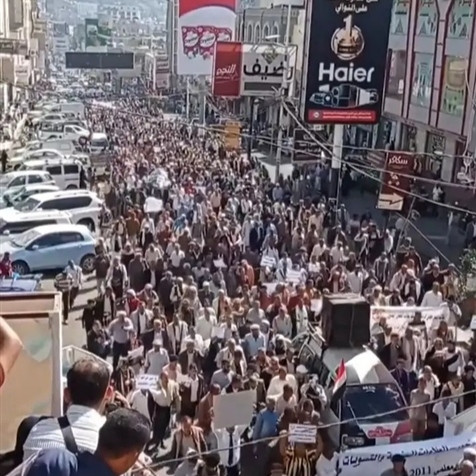 معلمو تعز يرفعون سقف مطالبهم ويهددون بالتصعيد في ظل استمرار احتجاجاتهم