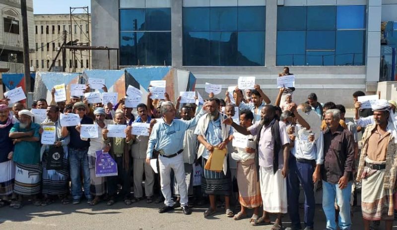 عدن: الموظفون النازحون يناشدون الحكومة صرفَ مرتباتهم