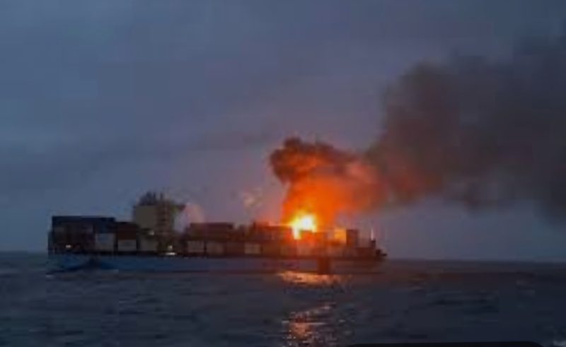 مركز JMIC ينفي ارتباط حريق سفينة الحاويات في البحر الأحمر بهجمات الحوثيين