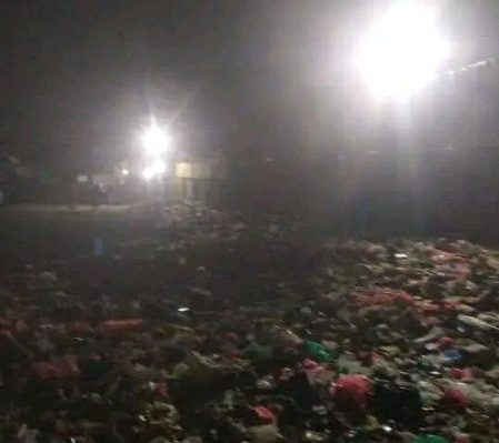 عدن: انفجار في مستودع للخردة بالبساتين يتسبب بإصابة 10 أشخاص وخسائر مادية