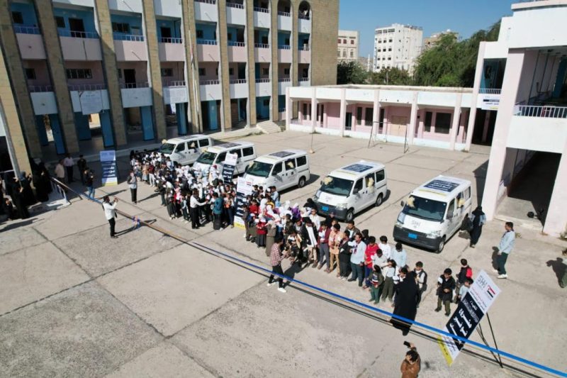 تعز.. مجلس المقاومة يدعم ذوي الإعاقة في تعز بـ”باصات نقل”