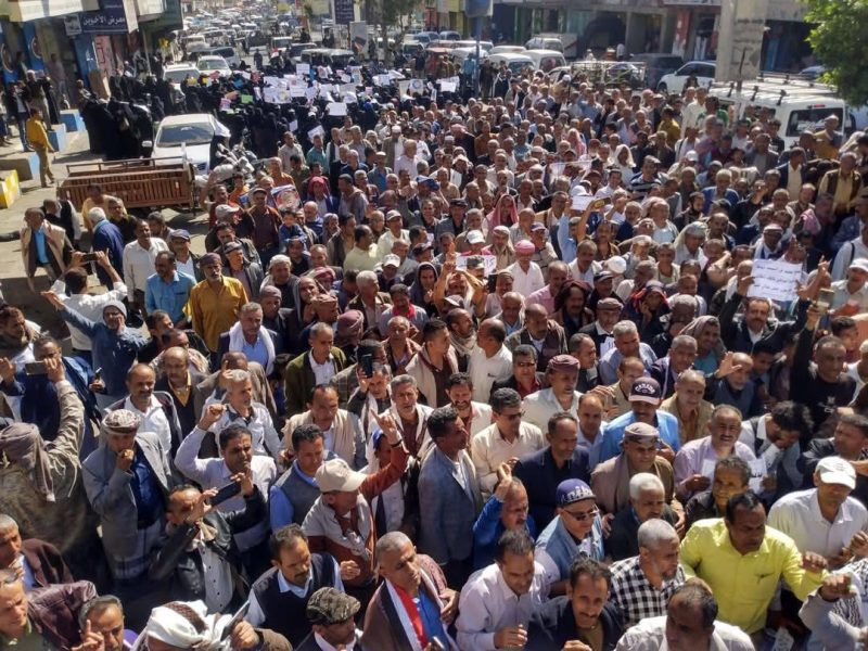 معلمو تعز يتظاهرون للمطالبة برفع المرتبات ويرفضون رفع الإضراب