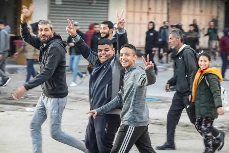 فرحة عارمة تعم غزة مع دخول اتفاق وقف إطلاق النار حيز التنفيذ