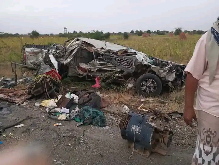 وفاة ثلاثة أشخاص وإصابة آخرين في حادث مروري مروع على طريق حجة – الحديدة