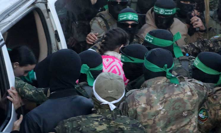 القسام تسلم 3 إسرائيليين وإطلاق أسرى فلسطينيين ضمن الدفعة الرابعة