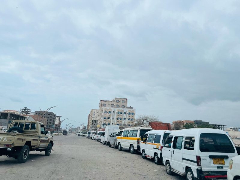 أزمة غاز خانقة في عدن وارتفاع الأسعار يفاقم معاناة السكان بعد إغلاق المحطات