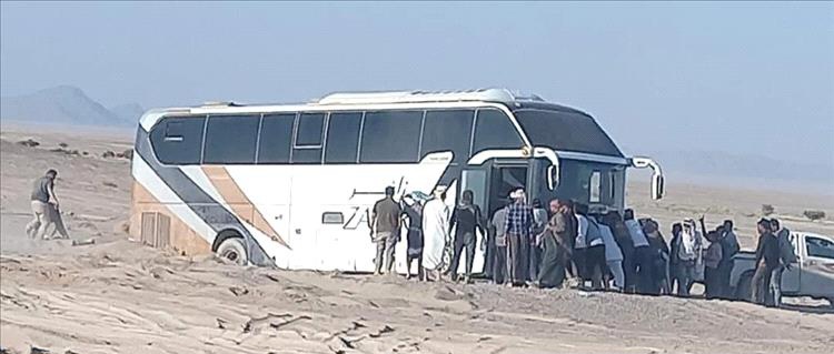 إنقاذ 47 مسافرًا بينهم نساء وأطفال بعد تعطل حافلتهم في صحراء الرويك