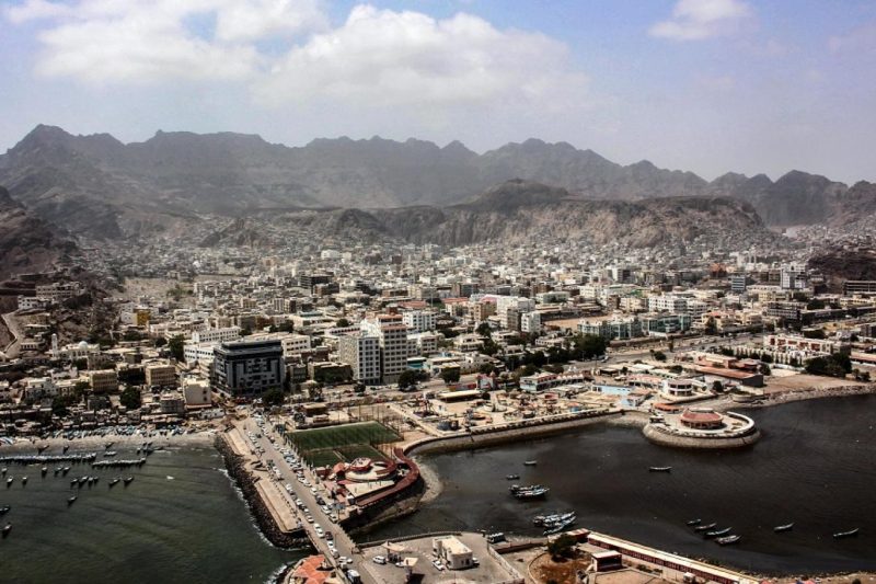 عدن: مليشيا الانتقالي تجبر المحلات التجارية على دفع رسوم “تشغيل مواطير” وسط استياء شعبي واسع..