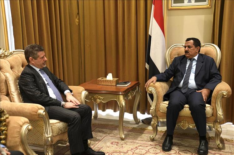 وزير الدفاع اليمني يبحث مع سفراء وملحقين عسكريين مستجدات الأوضاع والتعاون المشترك