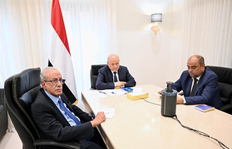 العليمي يوجه بتسريع توفير وقود كهرباء عدن في اجتماع طارئ لكبار المسؤولين الاقتصاديين