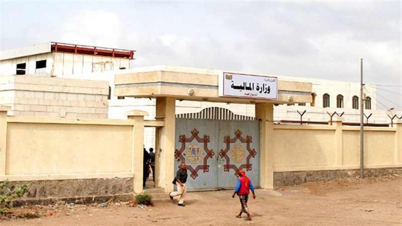 تأخر صرف مرتبات النازحين في عدن لستة أشهر وسط تبادل اتهامات بين وزارتين
