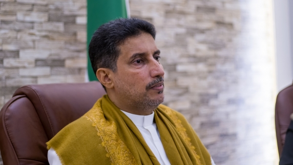 السلطان آل عفرار يدعو لمؤتمر وطني جامع في المهرة ويحذر من المساس بأراضي المحافظة