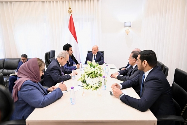 العليمي يؤكد: الدولة ملتزمة بالوفاء بالتزاماتها الاقتصادية والخدمية للتخفيف عن المواطنين