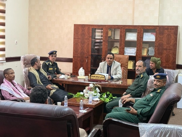 المهرة: اجتماع يبحث آليات إغلاق محلات بيع الأسلحة لتعزيز الأمن