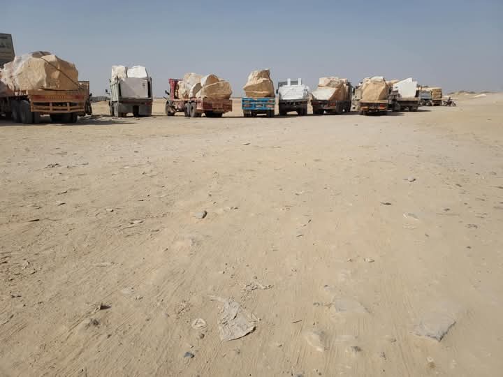 قطاع قبلي يحتجز عشرات الشاحنات في “بن معيلي” بمأرب