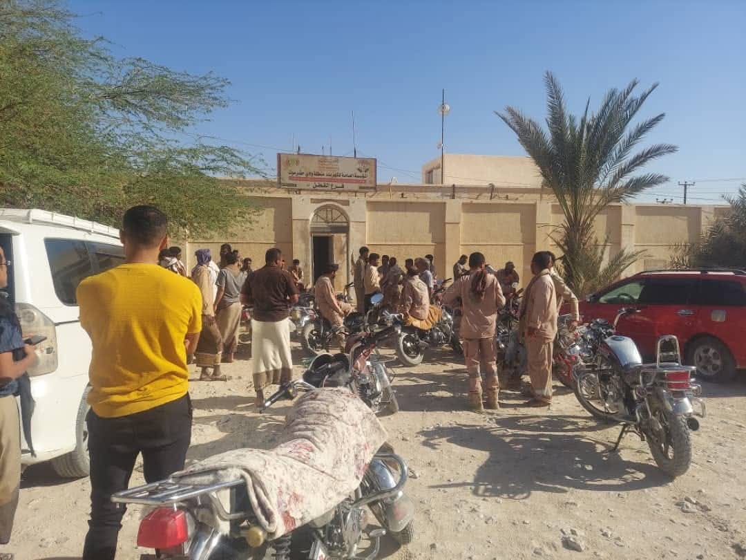 حضرموت..إضراب لموظفي كهرباء القطن احتجاجًا على اقتحام مبنى الإدارة واحتجاز رئيس القسم