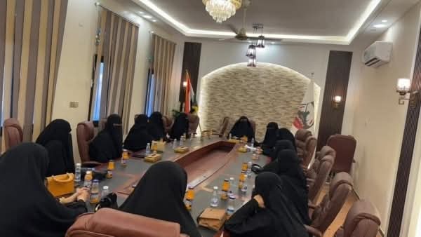 المهرة ..لجنة الاعتصام تناقش مستجدات القطاع النسوي وتعزيز دوره في مواجهة عسكرة المحافظة
