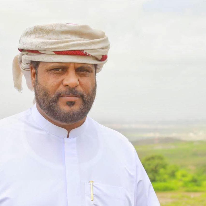 شيخ مشايخ سقطرى يرفض تسليم مطار سقطرى للإمارات ويؤكد على سيادته اليمنية