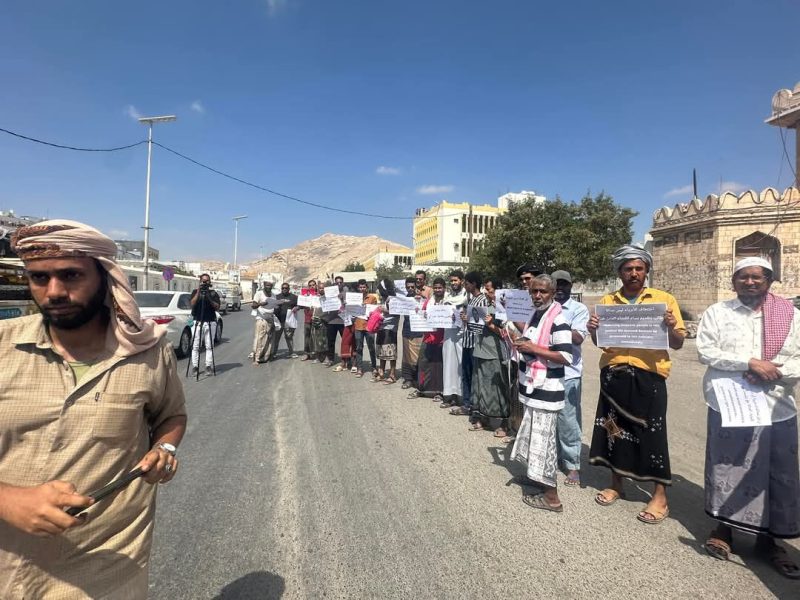 المئات من أبناء حضرموت يطالبون بالإفراج عن المختطف بسام باحشوان