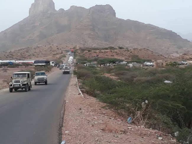 شبوة ..قبائل لقموش تقيم قطاعًا قبليًا للمطالبة بالإفراج عن اثنين من أبنائها