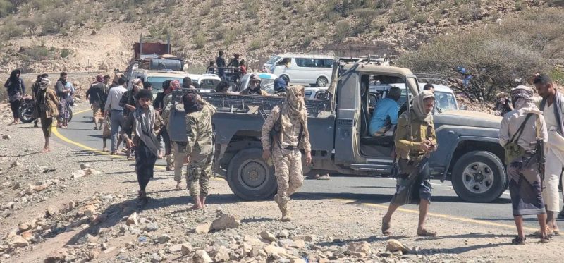 قبائل الوازعية تُمهل السلطات المحلية في تعز ساعة واحدة لتلبية مطالبها وتهدد بقطع طريق المخا