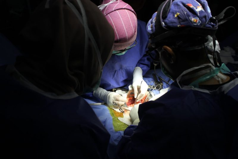 تعز.. مركز القلب ينجح في إجراء عملية قلب مفتوح وزراعة كلى بوقت واحد