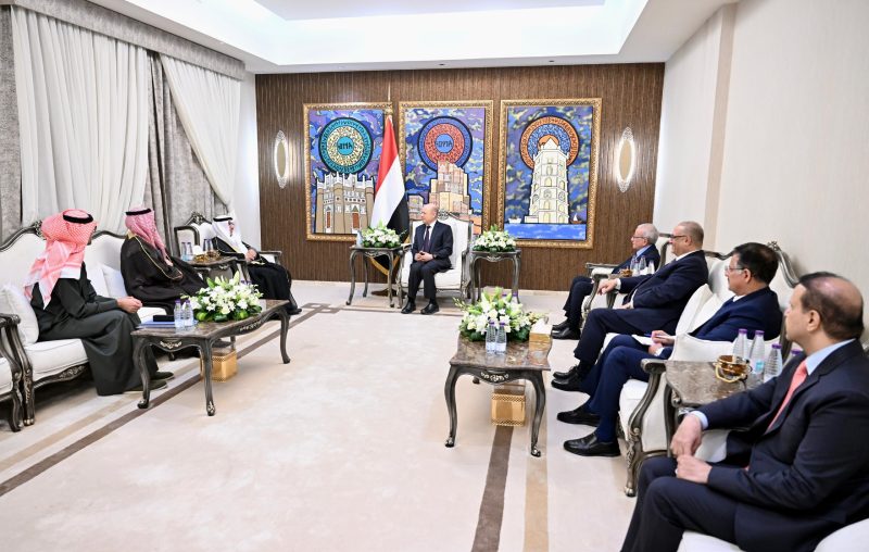 العليمي يثمن الجهود الكويتية للتخفيف من معاناة اليمنيين